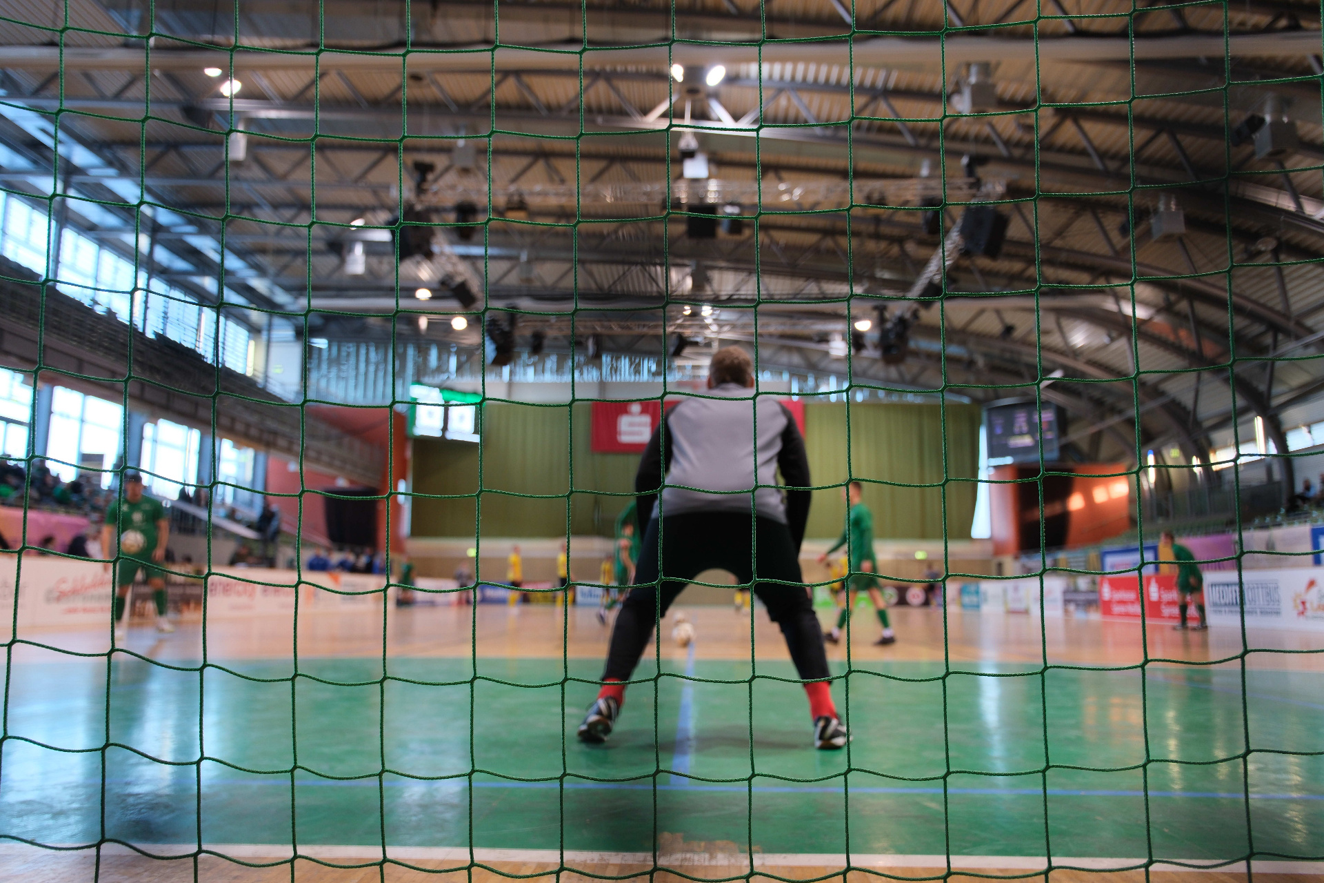 Blick durchs Tornetz in der Lausitz Arena